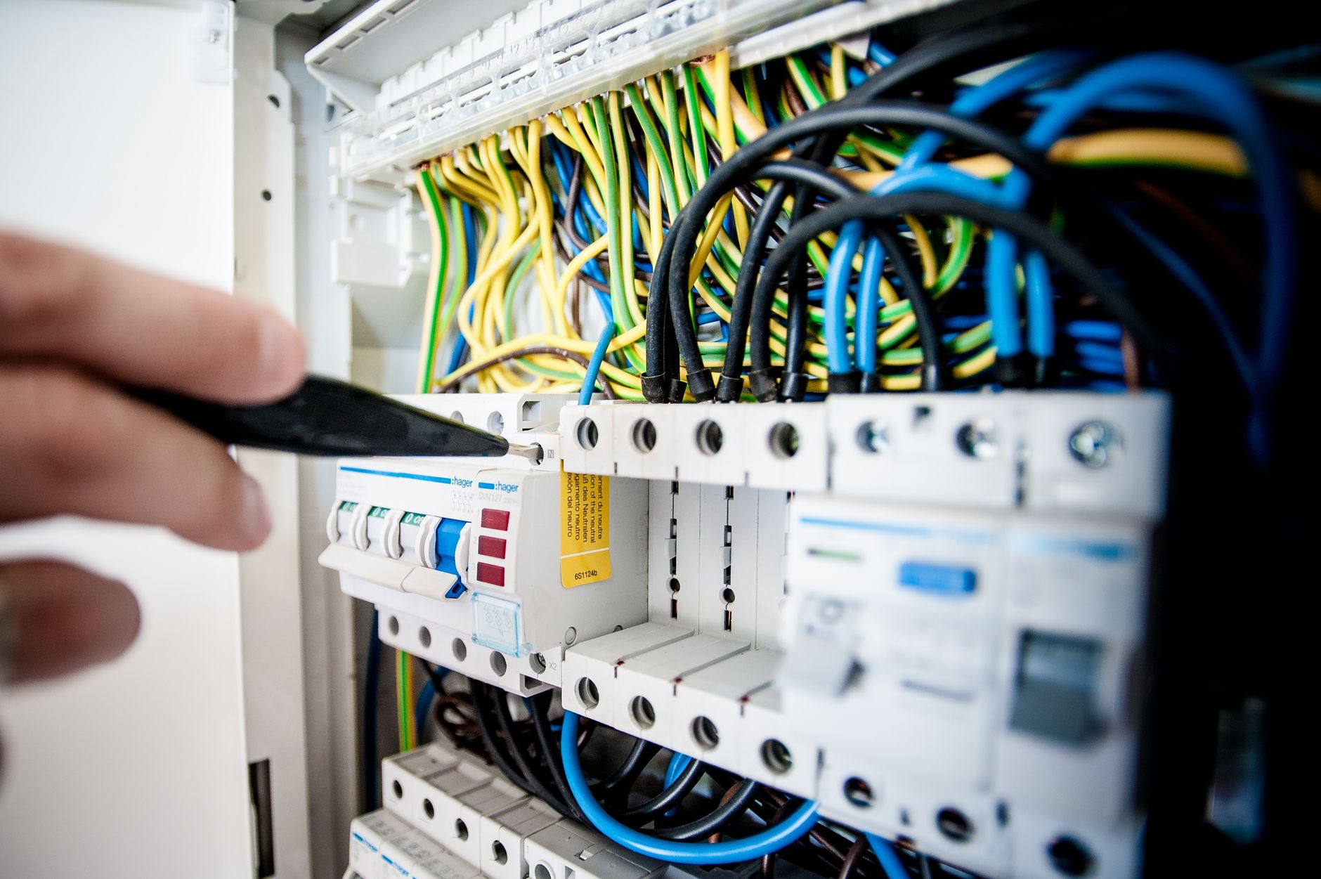 Remplacement tableau électrique équipe à Les Abymes